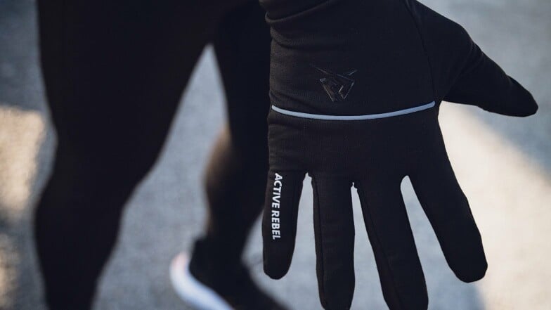 Eine Nahaufnahme eines schwarzen Sporthandschuhs von Active Rebel.