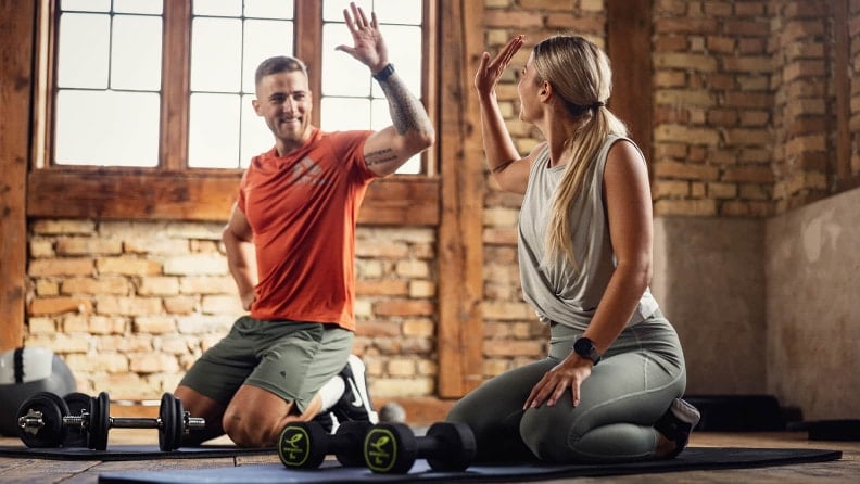 Ein Highfive auf das absolvierte Training zweier Sportler.