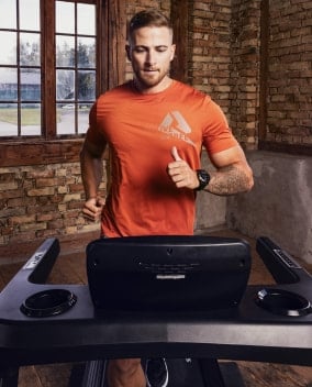 Ein Mann läuft auf einem Laufband von Energetics.