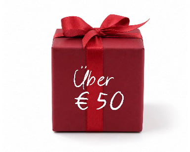 Dunkelrotes Geschenkpaket mit roter Schleife, beschriftet mit Über € 50