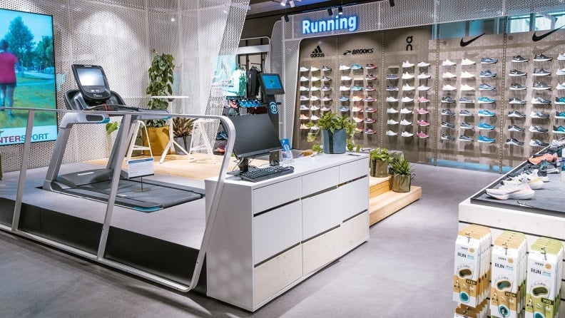 INTERSPORT Okay Kaufhaus Tyrol in Innsbruck – Laufabteilung mit Laufschuhen von On, Brooks, Adidas, Nike und vielen mehr sowie der Video-Laufanalyse.