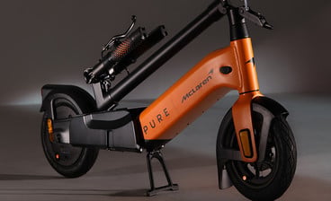 PURE E-Scooter Federungssystem und Trittfläche mit strukturierter Oberfläche, Detailaufnahme