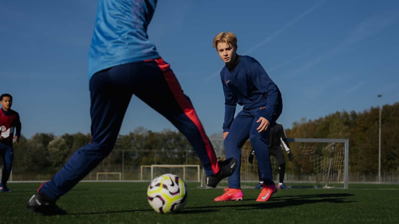 Fußballspieler beim Training mit Vereinskleidung von Nike, die alles mitmacht.