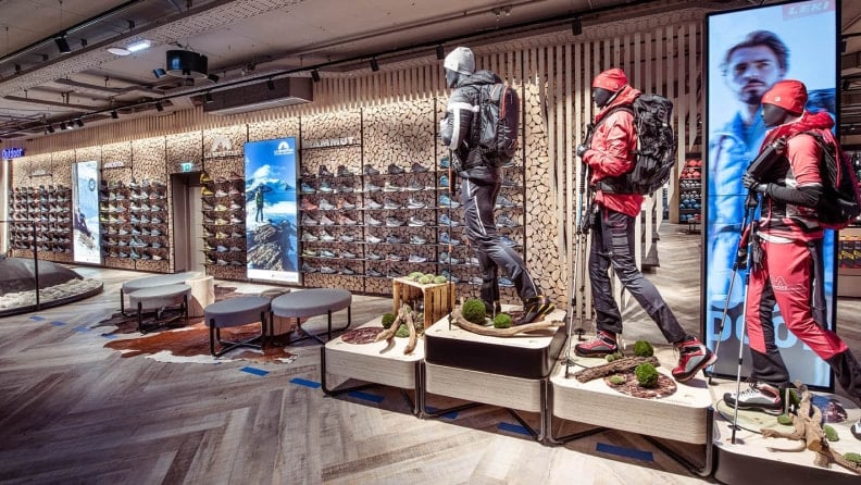 Ein Outdoorbereich in einem INTERSPORT Shop.