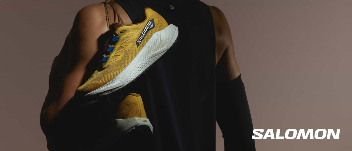 Der Salomon Aero Blaze 3 Grvl in der Farbe Spicy Mustard aus der Nähe.