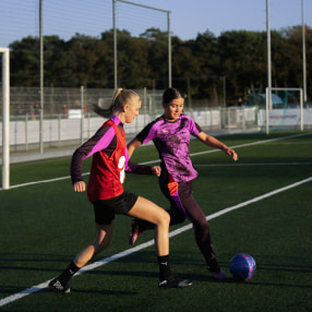 Zwei Fußballerinnen beim Training.