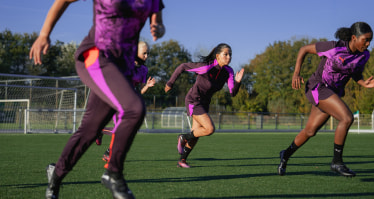 Ein Team von Fußballerinnen beim Training.