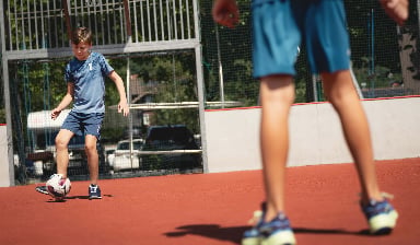 Zwei Jungen beim Fußballspielen.