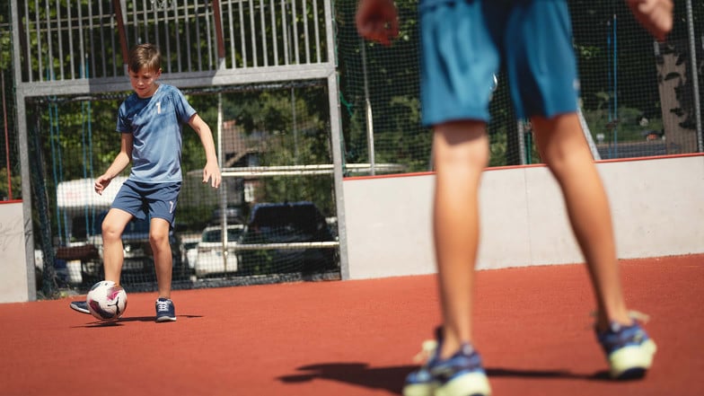 Zwei Jungen beim Fußballspielen.