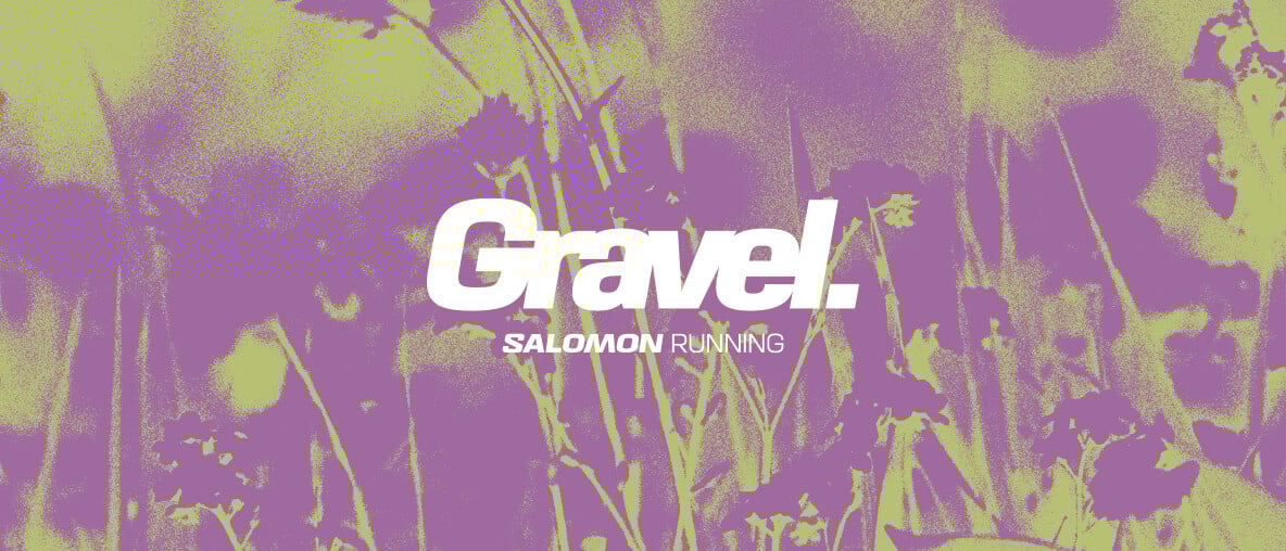 Werbegrafik mit großem "Gravel" Schriftzug vor violett-grünem Hintergrund mit stilisierten Blumen.