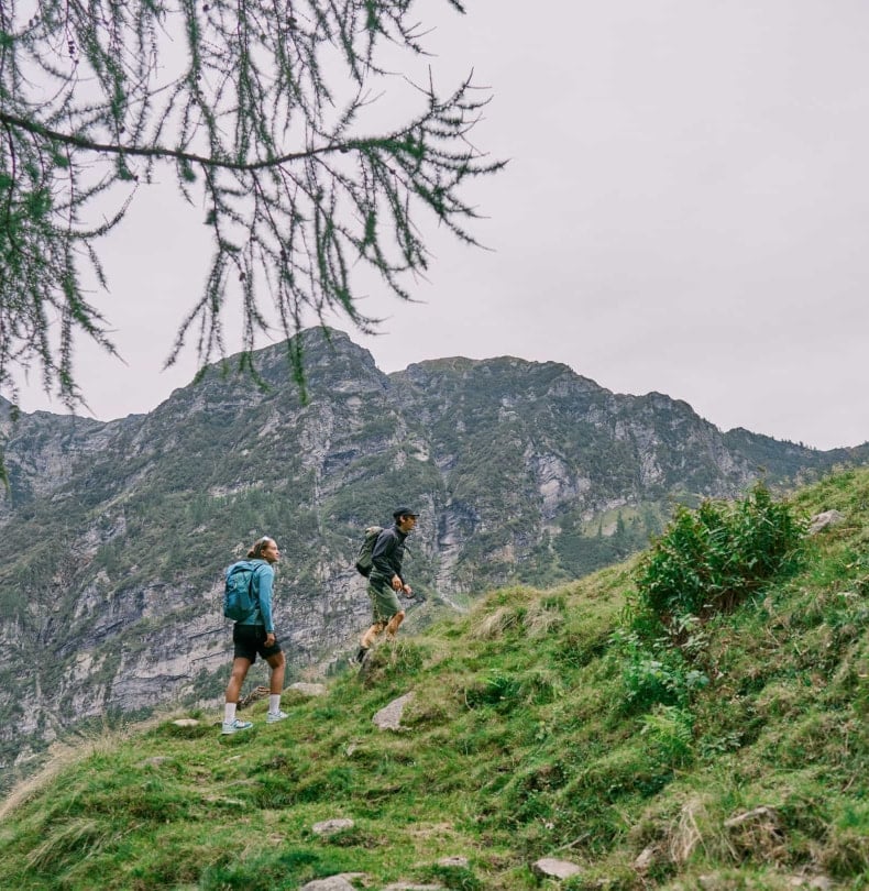 Wandern in wunderschöner Natur mit Ausrüstung von McKINLEY.