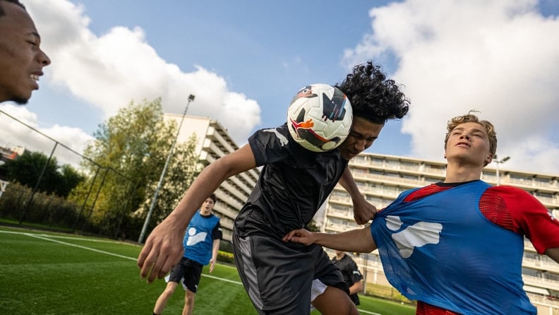 Zwei Fußballer zeigen vollen Einsatz im Spiel.