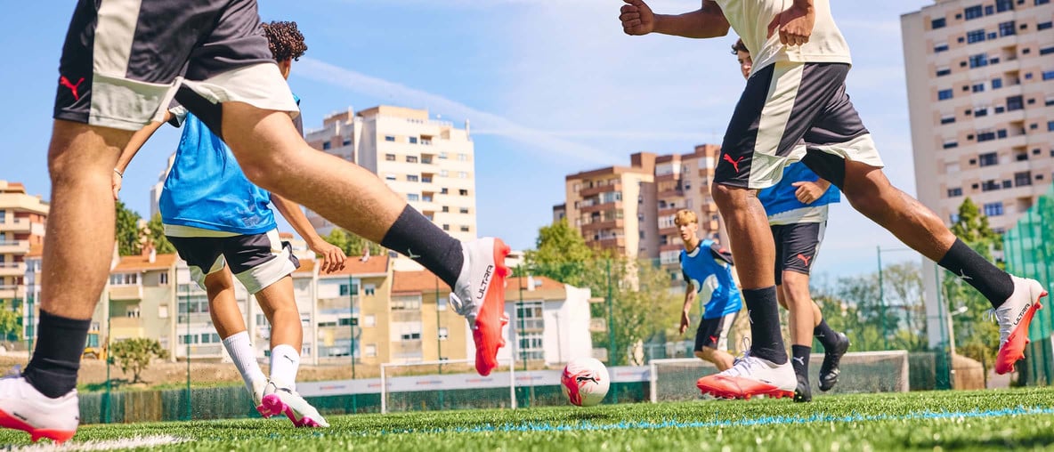 Blick auf ein Fußballspiel – einige Spieler laufen vorbei.