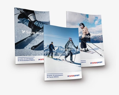 Die Garantie- und Leistungspässe Winter von INTERSPORT liegen nebeneinander auf weißem Hintergrund.