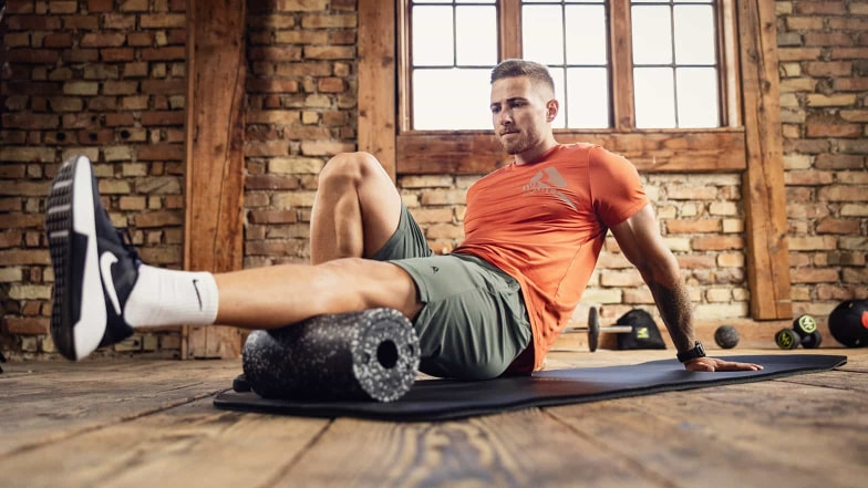 Dieser Sportler nutzt eine Faszienrolle für die passive Regeneration nach dem Training.