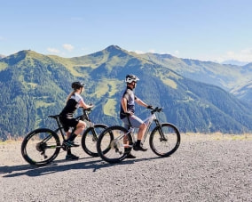 Mit E-Bikes von Genesis haben es diese beiden auf den Berg hinauf zu diesem herrlichen Panorama geschafft. E-Bikes mit Bosch Motoren. Starker Motor, kleiner Preis!
