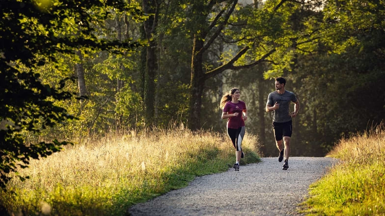 Beim gemütlichen Lauf durch den Wald können sich die beiden noch bequem unterhalten – das perfekte Tempo für Laufanfänger.