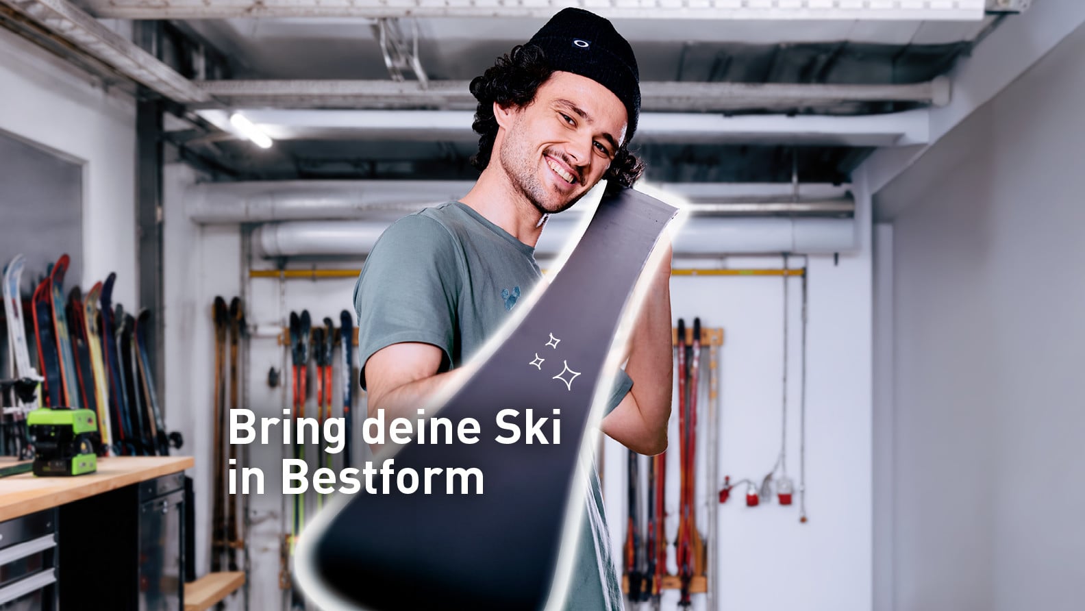 Mann hält einen Ski in einer Werkstatt mit weiteren Skiern; Text: Bring deine Ski in Bestform