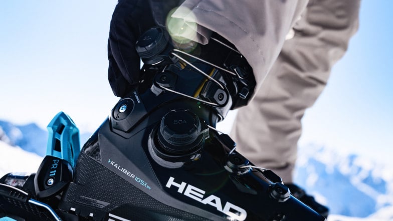 Nahaufnahme eines schwarzen HEAD-Skischuhs mit double BOA-System im Schnee.