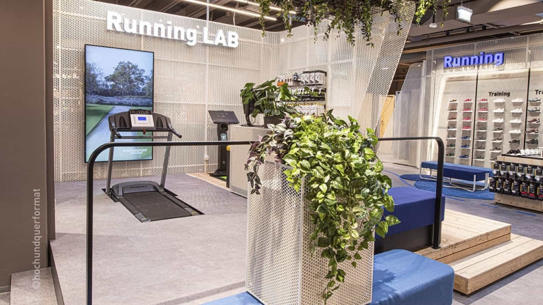 Ein Blick auf das Running Lab von INTERSPORT Winninger Mariahilf in Wien. Dort kannst du mittels Laufanalyse die besten Laufschuhe für dich finden.