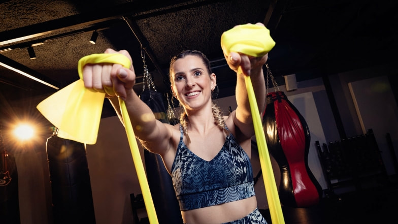 Hier wird das Bodyweight Training mit einem Widerstandsband unterstützt.