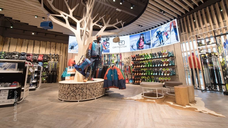 Skitourenbekleidung und -ausrüstung von Ortovox bei INTERSPORT Winninger Steyr.