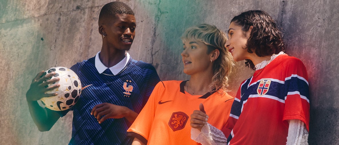 3 Frauen in WM Fußballtrikots-Frankreich- Niederlande-Schweden