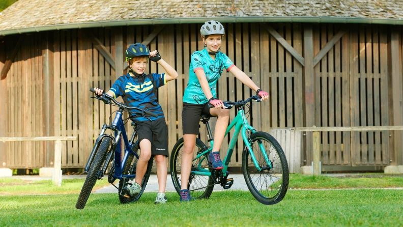 Zwei Kinder mit ihren Genesis Lightweight Kinderbikes.