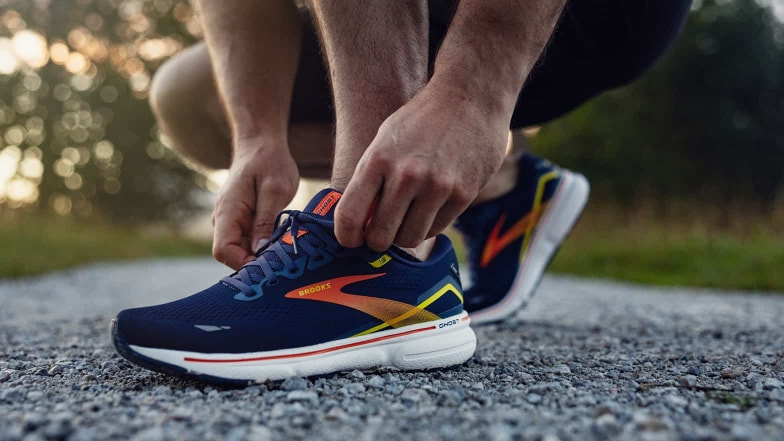 Ein Läufer bindet seinen Brooks Laufschuh.