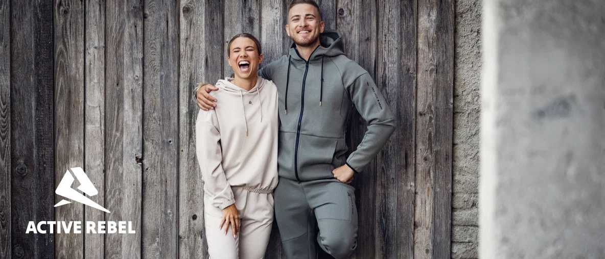 Zwei lachen dem Workout entgegen – in bequemer Active Rebel Sportswear.
