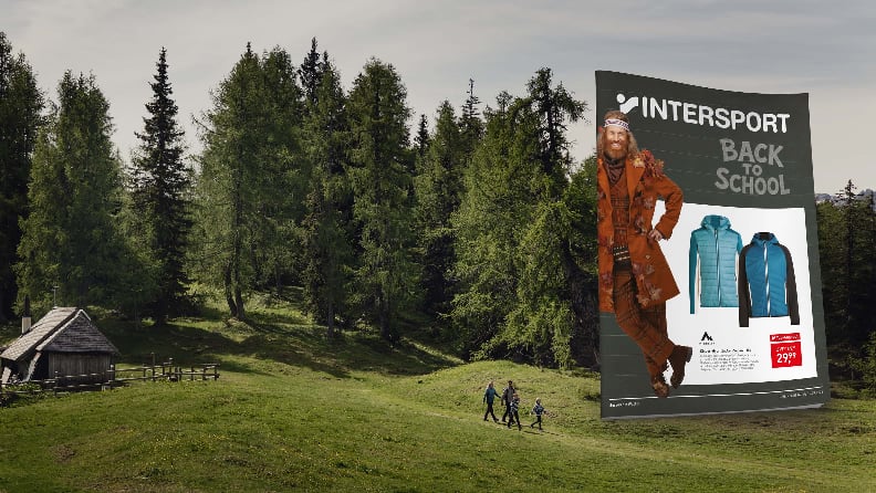 Das Titelblatt des INTERSPORT Flugblatts gültig vom 9. bis 19. September 2026. Im Hintergrund die leuchtend grüne Wiese einer Alm, eine Almhütte und eine Familie, die dort wandert.