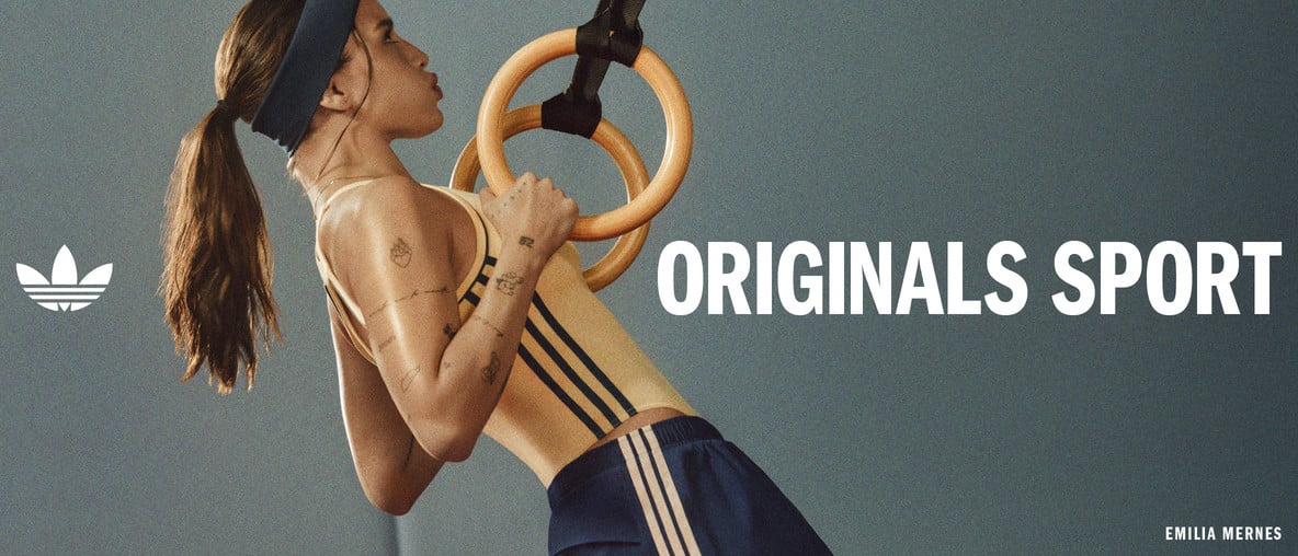Frau beim Training an Turnringen in adidas-Sportbekleidung mit dem Schriftzug ORIGINALS SPORT