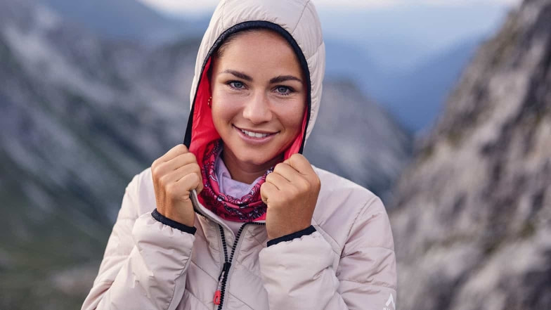 Diese wärmende Jacke und das Halstuch haben auch noch Platz in Rucksack gefunden. So ist diese Wanderin auch für den kühlen Wind am Gipfel ausgerüstet.