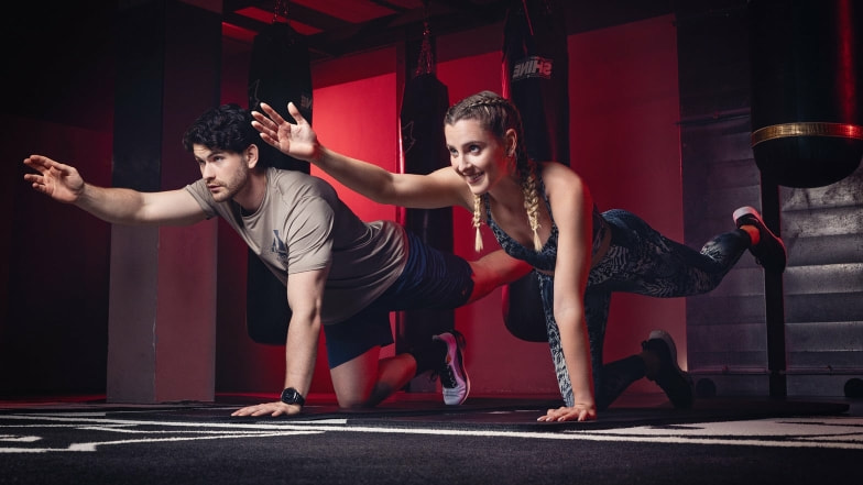 Zwei Personen beim Bodyweight Training.