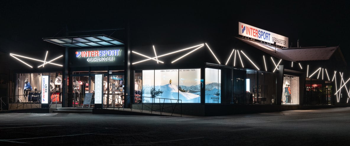Außenansicht bei Nacht des INTERSPORT Gerhardter Reiteralm Shops.