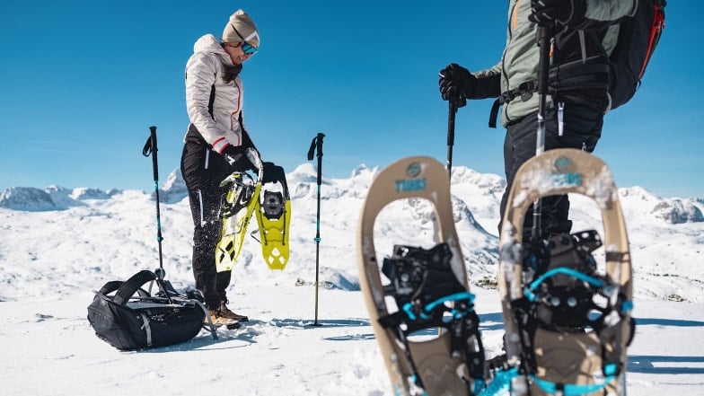 Start der Schneeschuhwanderung bei strahlendem Wetter.