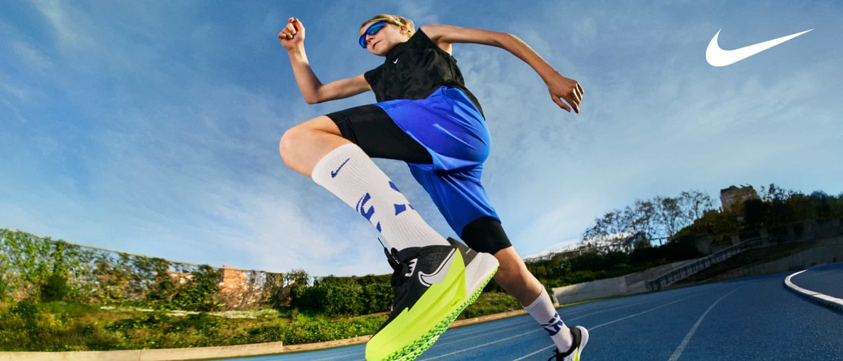 Junge mit Nike Sonic Fly Schuhen.