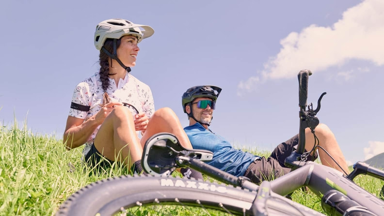 zwei Radfahrer entspannen