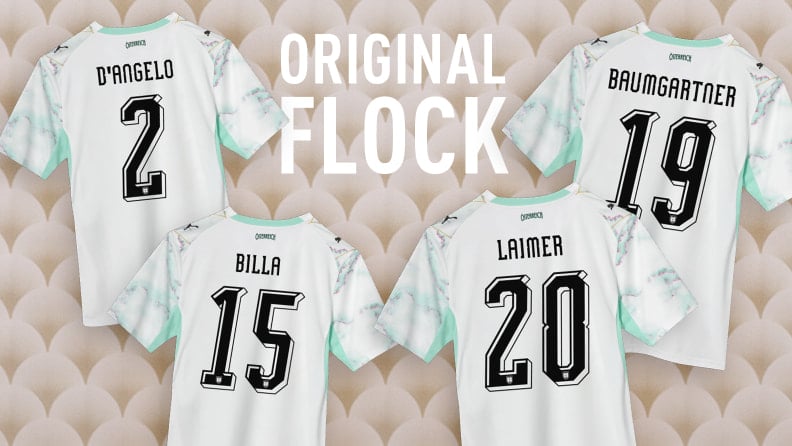 Vier weiße österreichische Fußballtrikots mit Namen und Nummern von hinten.