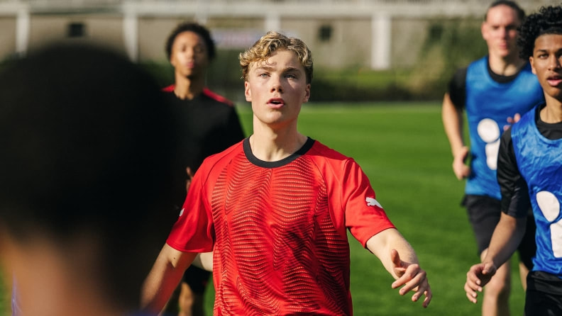 Ein Fußballspieler im Spiel in der Nahaufnahme.