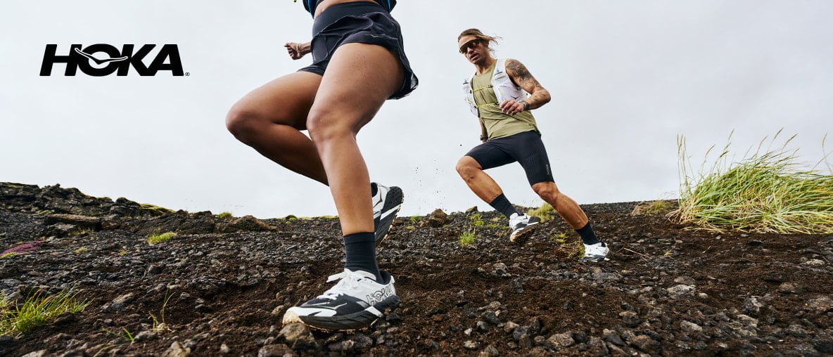 2 Trailrunner mit dem Hoka Speedgoat 7 auf einem Trail