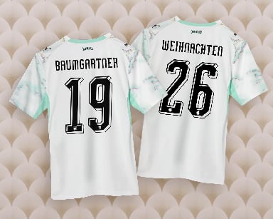 Weißes Fußballtrikot mit mintfarbenen Ärmeln, Aufdruck ÖSTERREICH, WUNSCHNAME und 99