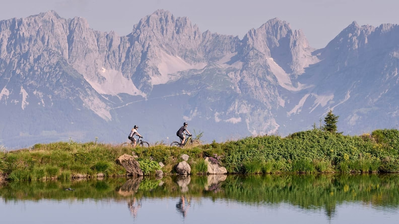 zwei Radfahrer in der Natur