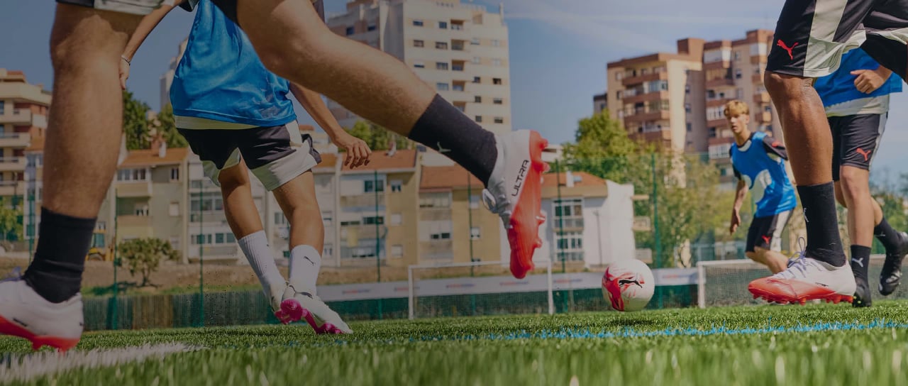 Blick auf ein Fußballspiel – einige Spieler laufen vorbei.