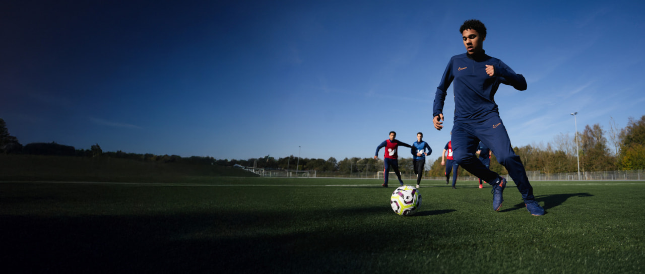 Fußballtraining mit Trainingskleidung und Ausrüstung von Nike.