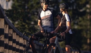 Eine Pause während der Rennradtour mit einem kurzen Gespräch.