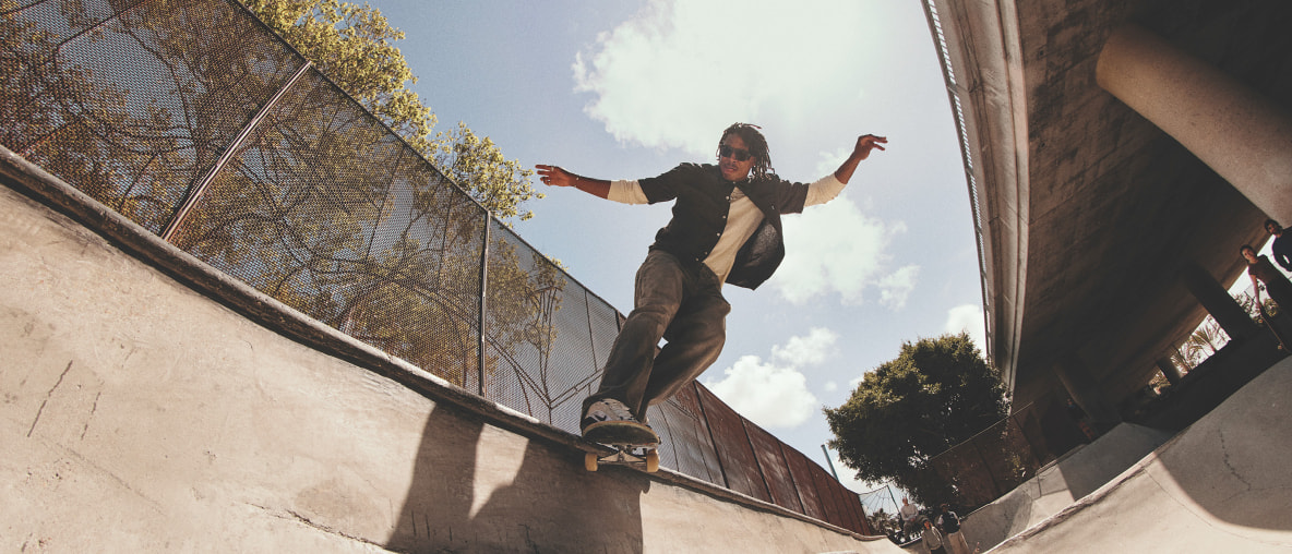 Ein Skateboarder balanciert auf der Kante einer Betonrampe im Freien – er trägt die neue Oakley Meta HTSN AI Brille.