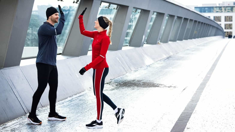 Nach einem erfolgreichen Lauftraining das High Five mit dem Laufpartner nicht vergessen!