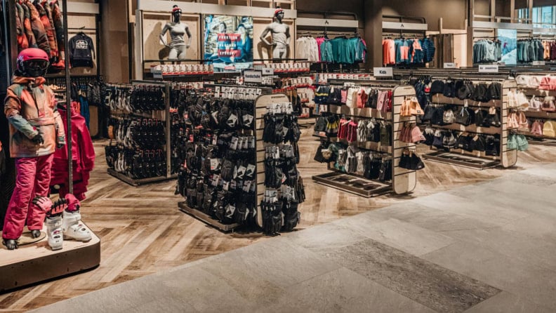 INTERSPORT OKAY St. Johann Innenansicht Ski