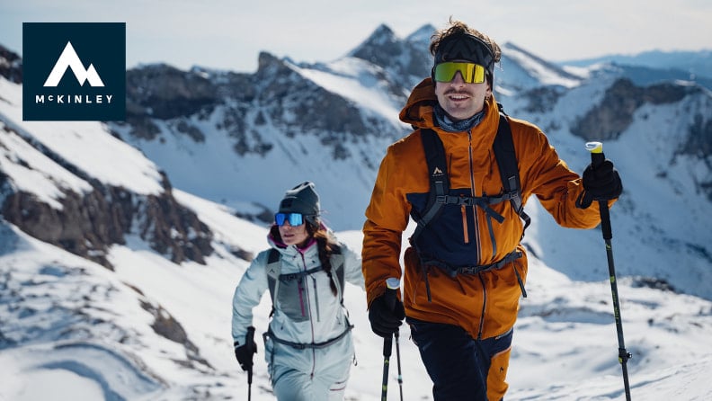Eine Skitour in den Bergen bei traumhaftem Wetter mit Kleidung und Ausrüstung von McKINLEY.
